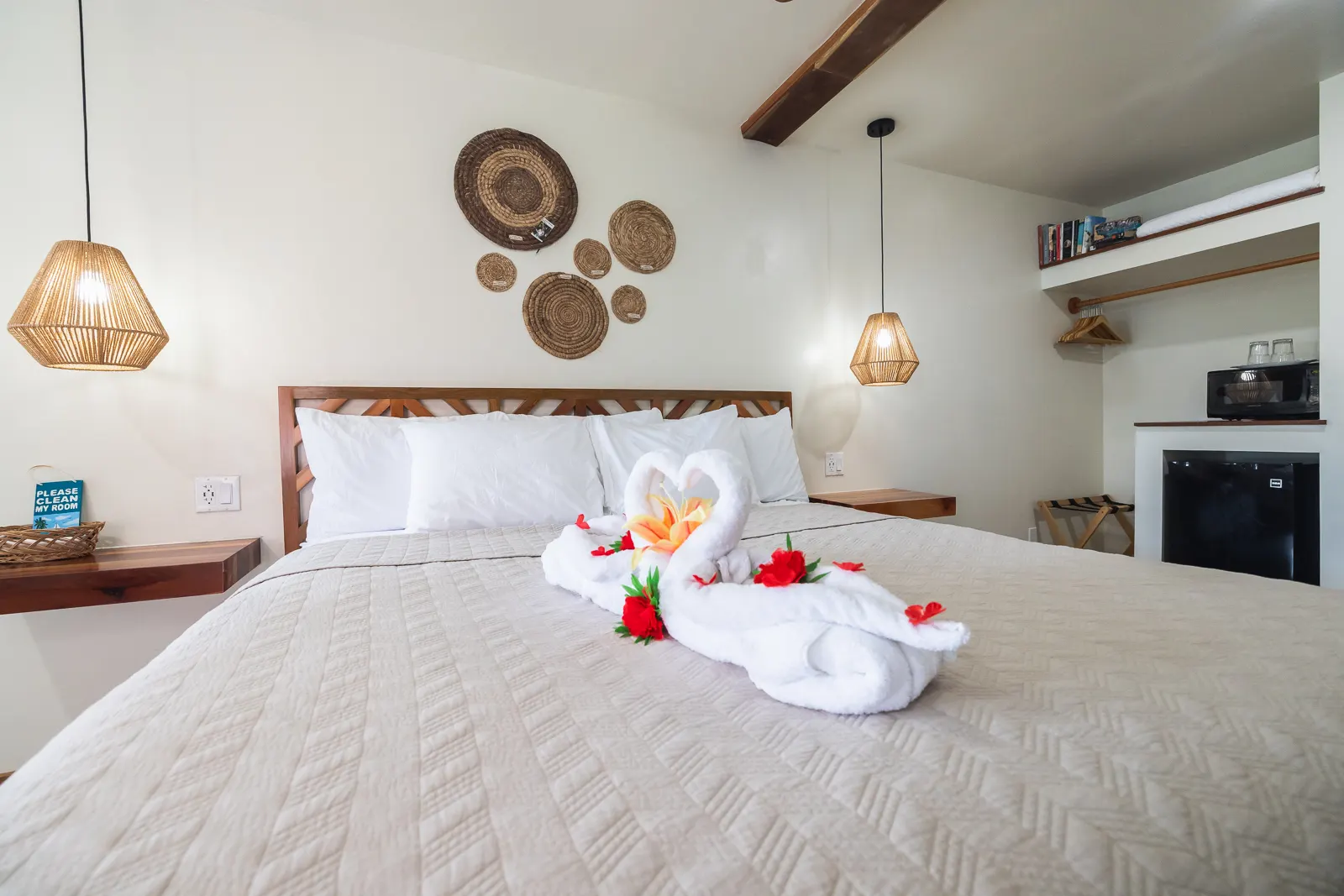 Reef View room with king bed, Ocean Tide San Pedro